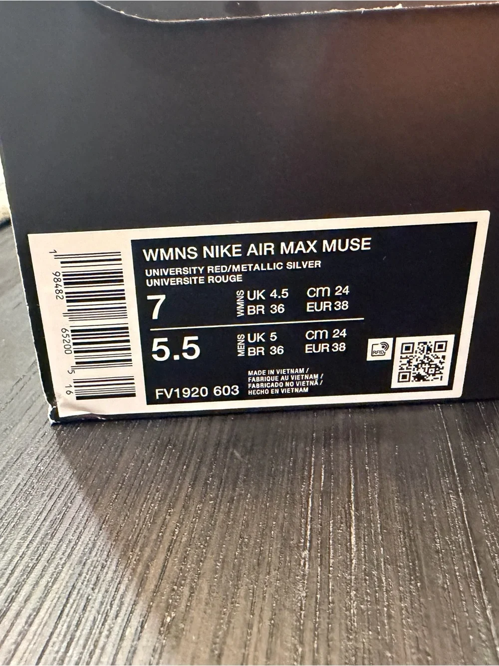 Nike Kids Red and Black Low-Top Sneakers